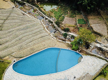 blauer Pool, Wasser, High Angle View, Tag, Natur, Ruhe, ruhige Szene, Pflanze, keine Leute, Schönheit in der Natur, Szenen - Natur, Land, Baum, Landschaft, draußen, idyllisch, Blau, Luftaufnahme, Schwimmbad, Umgebung, 2K, CC0, gemeinfrei, lizenzfrei