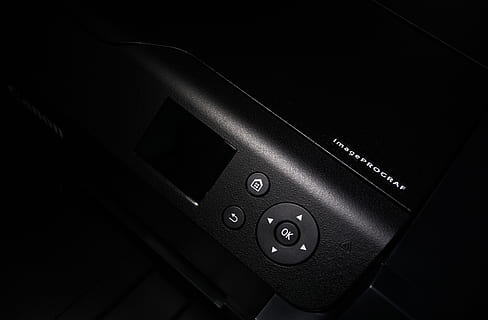 zwart elektronisch apparaat, elektronica, scherm, hardware, printer, werk, tech, technologie, artikel, zwart, glad, minimaal, pro, fotograaf, Joshua voller, toetsen, detailopname, achtergrond, behang, canon, kantoor, zwarte kleur, geen mensen, binnenshuis, aantal, auto, modern, communicatie, hoge hoekmening, verbinding, zwarte achtergrond, controle, landvoertuig, donker, vorm, uitrusting, motorvoertuig, enkel object, 5K, CC0, publiek domein, royaltyvrij