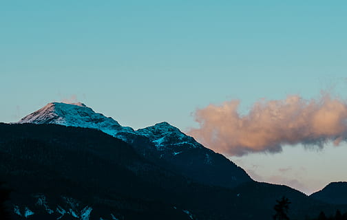 cobert de neu, muntanya, blanc, cel, altitud, núvols, ennuvolat, fred, la llum del dia, durant el dia, boira, gelades, gelada, congelat, glacera, alt, gel, paisatge, cims de muntanya, muntanyes, naturalesa, fotografia de natura, roques, escènic, neu, nevat, muntanyes cobertes de neu, cim, temps, fotografia gran angular, hivern, paisatge d'hivern, escenics - natura, bellesa a la natura, Serra, escena tranquil·la, tranquil·litat, cap gent, escena no urbana, núvol - cel, idíl·lic, medi ambient, remot, a l'aire lliure, posta de sol, temperatura de fred, blau, cim de muntanya, 4K, CC0, domini públic, lliure de regalies