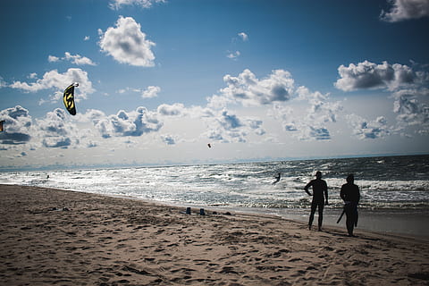 mennesker, stående, Strand, skyer, Overskyet himmel, mørke skyer, Drage, landskap, ser, natur, hav, rekreasjon, sand, Seascape, strandlinjen, shore, himmel, sport, sol, surf, vann, vannsport, bølger, vind, windsurfing, land, ekte folk, horisont over vann, horisont, bevegelse, sky - himmel, skjønnhet i naturen, menn, livsstil, fritidsaktivitet, bølge, dag, utendørs, 4K, CC0, offentlig domene, opphavsrett gratis