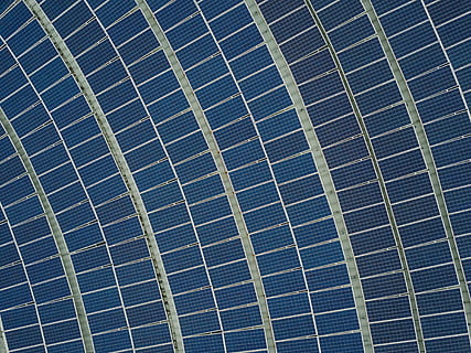 Blau, Solar-, Panel viel, panel, Bauernhof, von oben nach unten, Sonnenkollektor, Kraftstoff- und Stromerzeugung, Elektrizität, Energie, Umgebung, Technologie, Solarkraftwerk, alternative Energie, Leistung, Netzteil, Recycling, Industrie, Solarenergie, Umweltschutz, Generator, Natur, Himmel, Sonne, Innovation, Sonnenlicht, sauber, Solarausrüstung, keine Leute, Familie mit mehreren Generationen, Ausrüstung, 4K, CC0, gemeinfrei, lizenzfrei