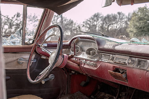 Oldtimer, alt, Auto, Rost, Antiquität, verrostet, zerfallen, rot, Transportmittel, Transport, Kraftfahrzeug, Landfahrzeug, Tag, Lenkrad, Fahrzeuginnenraum, Retro-Stil, Windschutzscheibe, keine Leute, Autoinnenraum, Fokus auf den Vordergrund, Schalttafel, Metall, draußen, Glas - Material, Instrumententafel, 5K, CC0, gemeinfrei, lizenzfrei