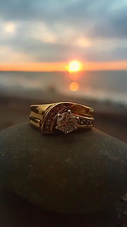 anillo, puesta de sol, joyería, riqueza, de cerca, cielo, mar, color dorado, anillo de bodas, accesorio personal, nadie, naturaleza muerta, naturaleza, enfoque selectivo, nube - cielo, oro, metal, lujo, playa, agua, Gema preciosa, 4K, CC0, dominio público, libre de derechos