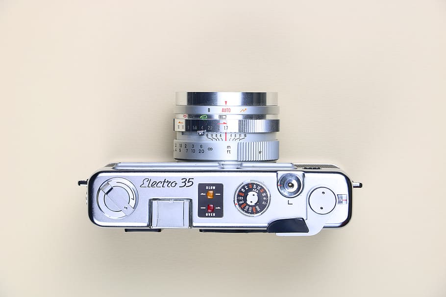 gris, càmera electro 35, blanc, superfície, a l'interior, tecnologia, funció de construcció de parets, tir de l'estudi, primer pla, cap gent, metall, natura morta, comunicació, càmera - equip fotogràfic, estil retro, arquitectura, còpia espai, temes de fotografia, connexió, estructura construïda, Color blanc, precisió, electricitat, color plata, 5K