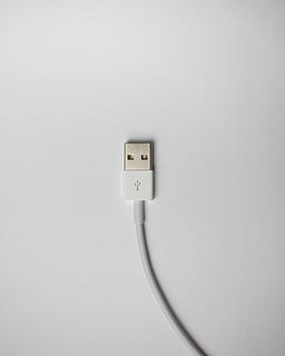 cable usb blanco, tecnología, conexión, electricidad, cable, adentro, salida, fuente de alimentación, comunicación, pared - característica de la construcción, Interruptor de luz, generación de combustible y energía, Enchufe electrico, copia espacio, de cerca, nadie, controlar, cambiar, solo objeto, el color blanco, Internet, equipo eléctrico, 4K, CC0, dominio público, libre de derechos