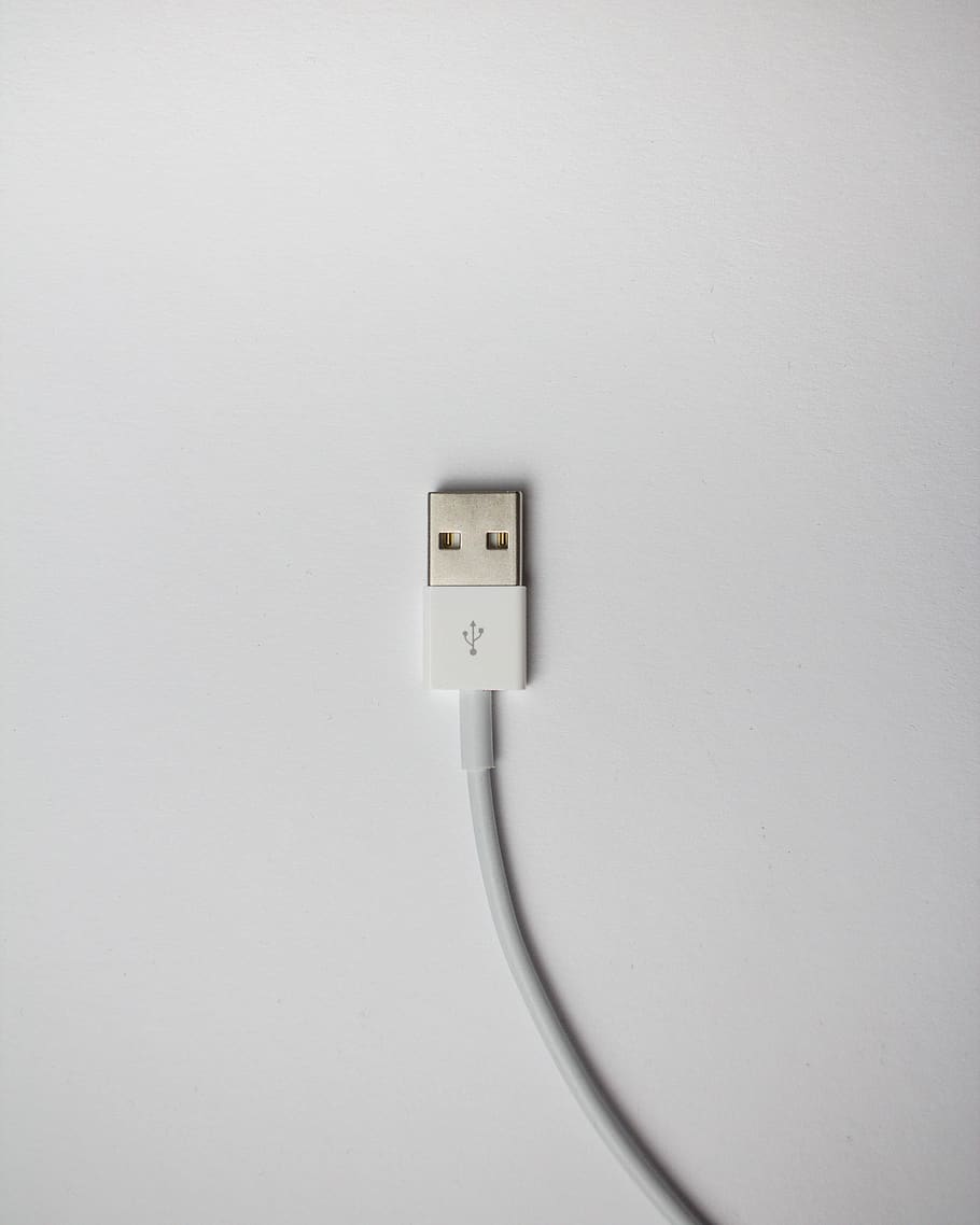 cable USB blanc, tecnologia, connexió, electricitat, cable, a l'interior, sortida, Font d'alimentació, comunicació, funció de construcció de parets, interruptor, generació de combustible i energia, endoll elèctric, còpia espai, primer pla, cap gent, control, sol objecte, Color blanc, Internet, equipament elèctric, 4K