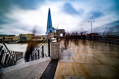pont, fond de la tour, balustrade, rampe, Urbain, ville, métropole, bâtiment, architecture, centre ville, chemin, clocher, flèche, la tour, piéton, immeuble de bureaux, london bridge nd filter 10 arrêt fuji fujifilm à l'extérieur, passerelle, dalle, chaussée, structure construite, ciel, extérieur du bâtiment, Destinations de voyage, nuage - ciel, tourisme, transport, eau, Voyage, la nature, grand - haut, pont - structure artificielle, lien, en plein air, paysage urbain, gratte ciel, extérieur d'immeuble de bureaux, 5K, CC0, domaine public, libre de droits