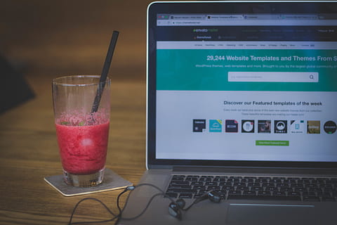 plads, grå, macbook, pro, ved siden af, milkshake, sløring, data, skrivebord, drikkevarer, frugt, frugt rystes, glas, hovedtelefon, internet, tastatur, bærbar, overvåge, forskning, stilleben, teknologi, internet side, trådløs, arbejde, computer, meddelelse, trådløs teknologi, forbindelse, forfriskning, drikke, mad og drikke, husholdningsudstyr, drikkeglas, bord, ingen mennesker, indendørs, sugerør, tekst, mad, sund kost, elektrisk udstyr, 5K, CC0, offentligt domæne, royaltyfrie