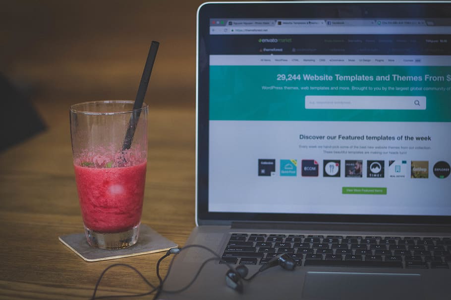 plads, grå, macbook, pro, ved siden af, milkshake, sløring, data, skrivebord, drikkevarer, frugt, frugt rystes, glas, hovedtelefon, internet, tastatur, bærbar, overvåge, forskning, stilleben, teknologi, internet side, trådløs, arbejde, computer, meddelelse, trådløs teknologi, forbindelse, forfriskning, drikke, mad og drikke, husholdningsudstyr, drikkeglas, bord, ingen mennesker, indendørs, sugerør, tekst, mad, sund kost, elektrisk udstyr, 5K
