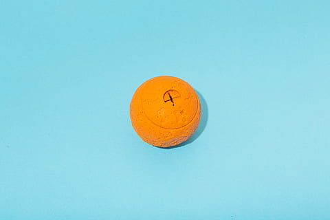runden, Orange, Kunststoffbehälter, Ball, Haustier, Kauspielzeug, Spielzeug, Tier, minimal, Hundespielzeug, Blau, Gummi, Gummiball, kauen, Kugel, Abzeichen, Warenzeichen, Logo, Emblem, Freizeitaktivitäten, Haustiere, orange Farbe, keine Leute, Kreis, Geometrische Figur, einzelnes Objekt, drinnen, kopieren sie platz, Studioaufnahme, Nahansicht, gestalten, farbiger Hintergrund, Orangenfrucht, anthropomorphes Gesicht, Blauer Hintergrund, Gesicht, anthropomorphes smileygesicht, Zitrusfrucht, Stillleben, türkisfarben, 4K, CC0, gemeinfrei, lizenzfrei