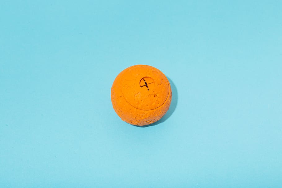 rund, orange, plastbeholder, bold, kæledyr, tygges, legetøj, dyr, minimal, hund legetøj, blå, gummi, gummibold, tygge, tygge legetøj, sfære, mærke, varemærke, logo, emblem, fritids aktiviteter, orange farve, ingen mennesker, cirkel, geometrisk form, enkelt objekt, indendørs, kopiere plads, studio skud, tæt på, form, farvet baggrund, appelsinfrugt, antropomorfe ansigt, blå baggrund, ansigt, antropomorfe smiley ansigt, citrus frugt, stilleben, turkisfarvet, 4K