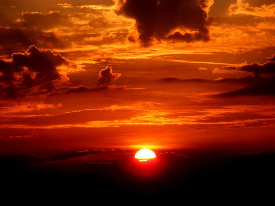 posta de sol de color taronja, núvol, ennuvolat, alba, sol de tarda, horitzó, naturalesa, vermell, cel, sol, sortida del sol, posta de sol, crepuscle, núvol - cel, color taronja, bellesa a la natura, escenics - natura, tranquil·litat, llum solar, escena tranquil·la, cel dramàtic, por, cap gent, idíl·lic, silueta, medi ambient, cloudscape, fosc, brillant, lluminós, 2K