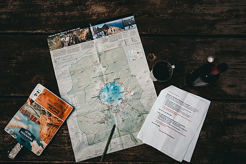 bianca, carta geografica, boccale, tavolo, vino, penna, tazza, cibo backpacking, buio, dall'alto al basso, flatlay, cibo disidratato, dispensa backpackers, backpacking, viaggio, Esplorare, avventura, scoprire, parco nazionale del lago del cratere, lago del cratere, contento, moneta, valuta cartacea, attività commerciale, legno - materiale, carta, finanza, idee, concetti, sfondi, nessuno, avvicinamento, conto, ricchezza, valuta dell'Unione Europea, dollaro, documento, 2K, CC0, dominio pubblico, privo di copyright