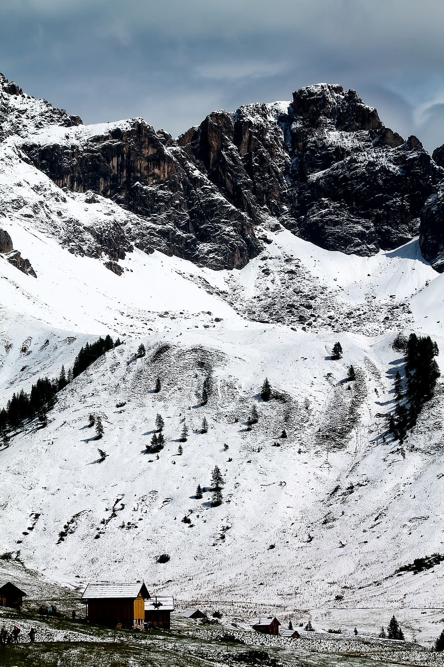 muntanya coberta de neu, muntanya, naturalesa, a l'aire lliure, Alps, Itàlia, san pellegrino pass, barrica, arbre, neu, casa, refugi, cabina, accidentat, paisatge, brillant, fred, hivern, desert, remot, salvatge, temperatura de fred, bellesa a la natura, escenics - natura, cel, Serra, dia, arquitectura, escena tranquil·la, muntanya nevada, estructura construïda, tranquil·litat, edifici, escena no urbana, cap gent, núvol - cel, formació, 4K