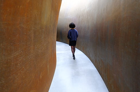 donna, in piedi, sentiero, persona, a piedi, prospettiva, design moderno, esposizione, costruzione, architettura, arthibition, arte, arte contemporanea, Olanda, fujifeed, Fujifilm, Richard Serra, opera d'arte, colore, amore, estate, persone, uomini, in casa, una persona, retrovisore, corridoio, donne, stili di vita, caratteristica della parete, adulto, tunnel, moderno, silhouette, viaggio, uno stile di vita sano, scena urbana, femmine, all'aperto, maschi, 5K, CC0, dominio pubblico, privo di copyright