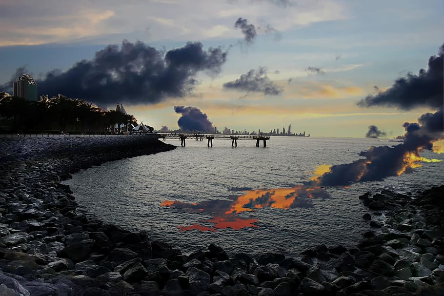 Gewässer, Strand, Wolken, Dämmerung, Dock, Abend, Insel, Anlegesteg, Landschaft, Licht, Ozean, draußen, Felsen, Meer, seelandschaft, selektive Farbe, Silhouette, Himmel, Sturm, Sonnenuntergang, Reise, Wasser, Rauch - physische Struktur, wolke - himmel, Natur, ausstrahlend, orange Farbe, Rock, Fabrik, Luftverschmutzung, Verschmutzung, Schönheit in der Natur, Szenen - Natur, Gebäudehülle, Land, 5K