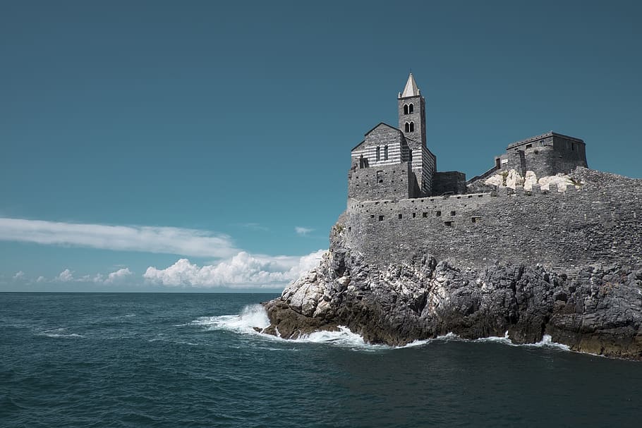 casa del penya-segat, promontori, arquitectura, edifici, torre, Itàlia, portovenere, naturalesa, a l'aire lliure, penya-segat, la spezia, mar, aigua, oceà, castell, cel, gràfic, onades, gris, viatge, aventura, estructura construïda, exterior de l'edifici, història, el passat, davant del mar, dia, cap gent, viatjar, destinacions de viatge, bellesa a la natura, fort, escenics - natura, horitzó sobre l’aigua, 4K