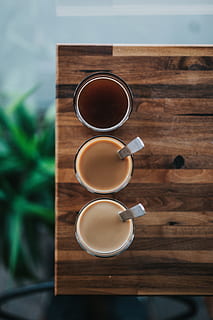 drei, gefüllt, Trink Gläser, braun, hölzern, panel, Getränk, Tabelle, Kaffee, Tee, Farbe, Gradient, Löffel, Milch, schwarzer Kaffee, Glas, Pflanze, Dekor, flach liegen, tropfen, Kaffeeliebhaber, Kaffee-Typ, Kaffeesüchtiger, Kaffeeauswahl, Holz - Material, Tasse, Lebensmittel, Hintergründe, Frühstück, Nahansicht, keine Leute, Cafe, Kaffee trinken, Frische, Lebensstile, Morgen, kopieren sie platz, leer, Platz, 5K, CC0, gemeinfrei, lizenzfrei