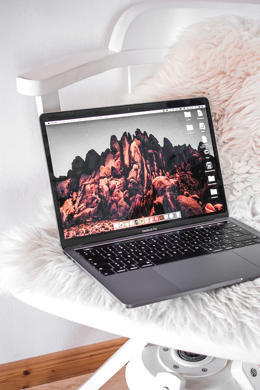 rumgrå macbook, computer, pc, elektronik, bærbar, computer hardware, hardware, tastatur, computer tastatur, Tyskland, hamburg, mac, pro, stol, macbook, Skærm, lcd-skærm, overvåge, minimal, arbejde, teknologi, mad og drikke, ingen mennesker, mad, høj vinkel visning, tæt på, indendørs, trådløs teknologi, forbindelse, friskhed, kød, natur, brænding, forberedelse, grill, meddelelse, varme - temperatur, gruppe, 5K