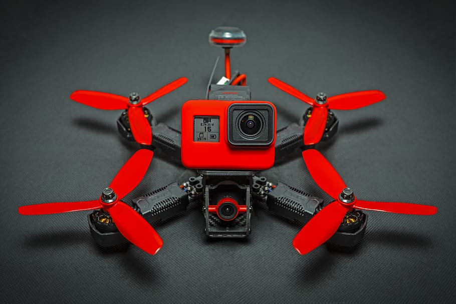 drone, quadcopter, pasatemps, càmera, objecte volador, tecnologia, controlat remotament, fpv, carrera, carreres, gopro, actioncam, a l'interior, vermell, temes de fotografia, tir de l'estudi, natura morta, càmera - equip fotogràfic, estil retro, primer pla, robot, equip fotogràfic, cap gent, joguina, taula, directament a sobre, representació, vista d’angle alt, nostàlgia, càmera digital, 5K