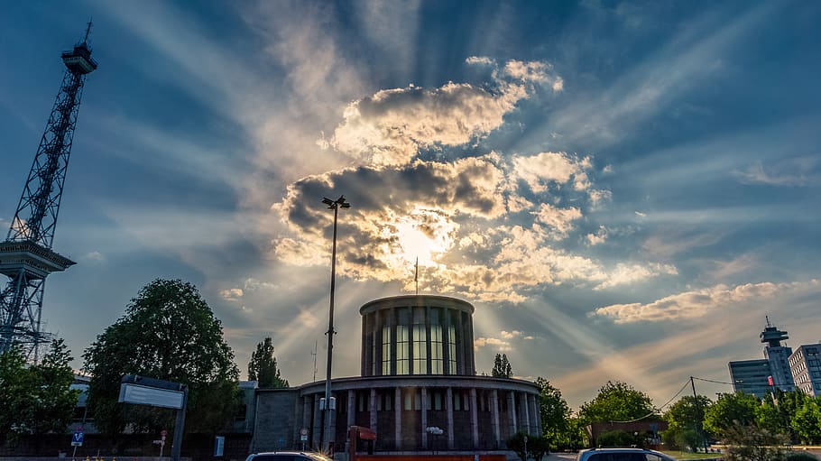 gökyüzü, bulutlar, güneş ışını, ışınlar, dramatik, parlak, ruh hali, dram, yapılı yapı, dış yapı, mimari, bulut - gökyüzü, doğa, bina, Kent, ağaç, insansız, düşük açılı görünüş, bitki, sanayi, gün batımı, açık havada, kule, Çevre sorunları, fabrika, gün, uzun - yüksek, kirlilik, 5K