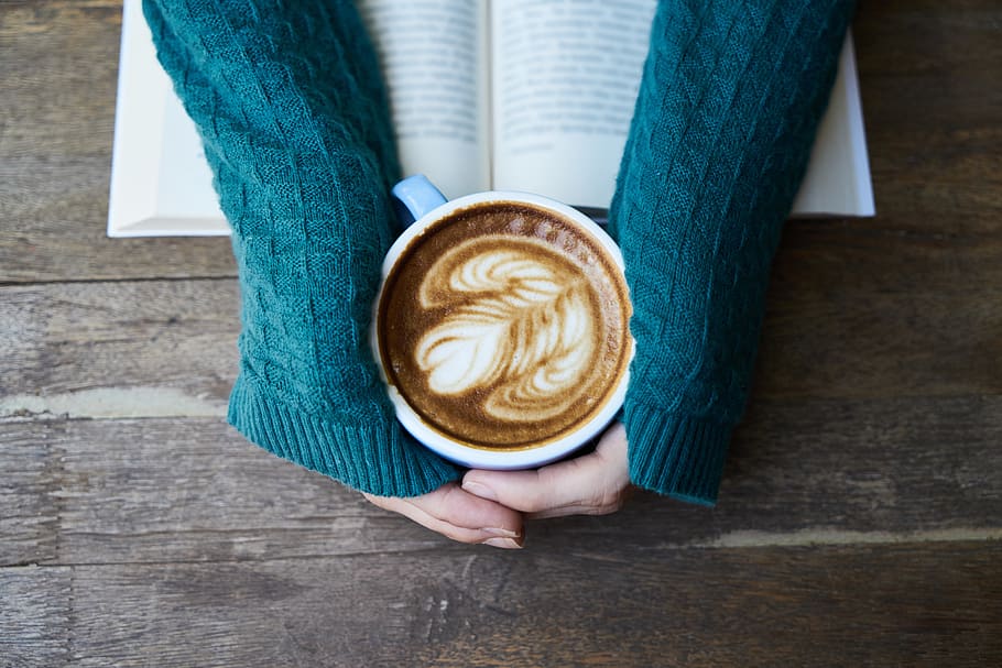 persona, detenzione, bianca, ceramica, boccale, caffè, Marrone, caffeina, avvicinamento, tazza di caffè, tazza, design, schiuma, mani, latte macchiato, latte art, leggere, indossare, legna, di legno, caffè - bevanda, bere, una persona, cibo e bevande, mano, rinfresco, bevanda spumosa, adulto, mano umana, cappuccino, parte del corpo umano, legno - materiale, in casa, bevanda calda, potabile, vasellame, 5K