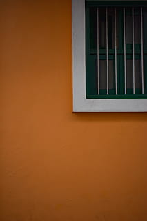 ventana, pared, reja, contraste, simetría, color, verde, blanco, amarillo, prisión, obturador, cortina, decoración del hogar, ligero, llamarada, pretil, barandilla, porta, esfera, lámpara, arquitectura, estructura construida, exterior del edificio, color naranja, edificio, pared - característica de la construcción, nadie, día, color verde, copia espacio, material de vidrio, al aire libre, reflexión, casa, Distrito residencial, de cerca, la seguridad, fotograma completo, marco de la ventana, 5K, CC0, dominio público, libre de derechos