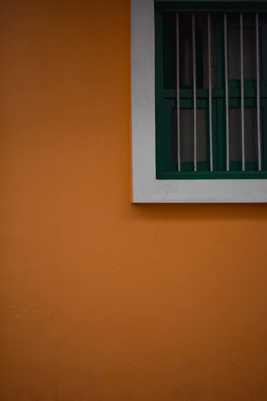 finestra, paret, graella, contrast, simetria, color, verd, blanc, groc, presó, obturador, cortina, decoració de la llar, llum, flamarada, barana, ull de bou, esfera, arquitectura, estructura construïda, exterior de l'edifici, color taronja, edifici, funció de construcció de parets, cap gent, dia, color verd, còpia espai, vidre - material, a l'aire lliure, reflexió, casa, barri residencial, primer pla, seguretat, marc complet, marc de finestra, 5K