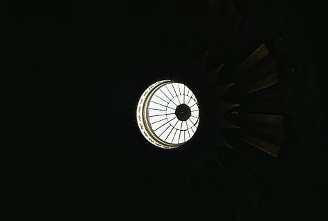 arkitektur, bygning, vindue, klokke tårn, tårn, tagvindue, lys, film, mørke, analog, rund, cirkel, indre, glas, dome, apsis, buet, hvælving loft, bue, observatorium, indendørs, kopiere plads, lav vinkel visning, ingen mennesker, tid, geometrisk form, ur, belyst, mørk, hængende, bygget struktur, form, belysningsudstyr, mørkt rum, elektricitet, vedhæng lys, loft, hjemlige værelse, minut hånd, uret ansigt, direkte under, lysarmatur, luksus, 5K, CC0, offentligt domæne, royaltyfrie