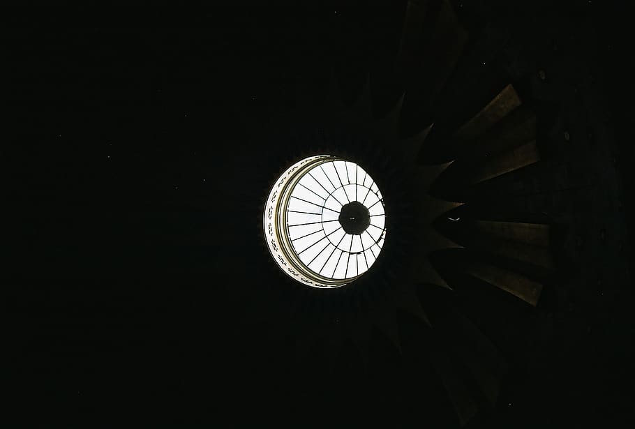 arkitektur, bygning, vindue, klokke tårn, tårn, tagvindue, lys, film, mørke, analog, rund, cirkel, indre, glas, dome, apsis, buet, hvælving loft, bue, observatorium, indendørs, kopiere plads, lav vinkel visning, ingen mennesker, tid, geometrisk form, ur, belyst, mørk, hængende, bygget struktur, form, belysningsudstyr, mørkt rum, elektricitet, vedhæng lys, loft, hjemlige værelse, minut hånd, uret ansigt, direkte under, lysarmatur, luksus, 5K