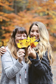 træer, Skov, vandretur, efterår, blade, blad, farverig, orange, gul, lyse, udendørs, grine, lykkelig, portræt, samvær, to personer, bonding, emotion, Kvinder, fritidsaktivitet, hår, langt hår, unge kvinder, bedrift, lykke, voksen, forfra, smilende, plante del, afslappet tøj, livsstil, frisure, lave om, positive følelser, halstørklæde, par - forhold, smuk kvinde, 2K, CC0, offentligt domæne, royaltyfrie