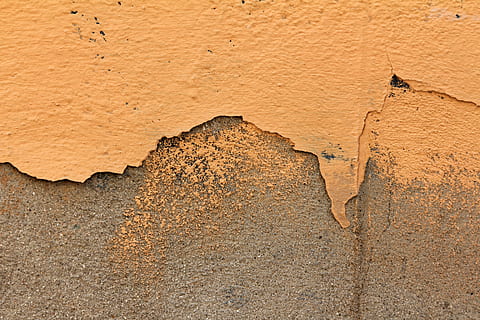paret, taronja, enguixat, fons, estructura, escates, maçoneria, color, textura, marc complet, dia, estructura construïda, cap gent, naturalesa, aspre, terra, marró, arquitectura, esquerdat, a l'aire lliure, primer pla, patró, rock, espatllat, descamació, funció de construcció de parets, vell, erosionat, efecte texturat, clima àrid, 5K, CC0, domini públic, lliure de regalies