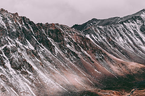 verschneite Berge, Höhe, Wolken, kalt, Tageslicht, tagsüber, Umgebung, Nebel, Frost, eisig, gefroren, Gletscher, hoch, Eis, Landschaft, Berggipfel, Gebirge, Berge, Natur, Felsen, felsig, felsiger Berg, Rocky Mountains, szenisch, Himmel, Schnee, schneebedeckt, schneebedeckte Berge, Steine, Gipfel, Wetter, Winter, Winterlandschaft, Berg, Schönheit in der Natur, Szenen - Natur, Rock, Nicht-städtische Szene, keine Leute, Tag, Ruhe, physische Geographie, Rock - Objekt, ruhige Szene, idyllisch, Fernbedienung, Geologie, Felsformation, draußen, Formation, erodiert, 5K, CC0, gemeinfrei, lizenzfrei