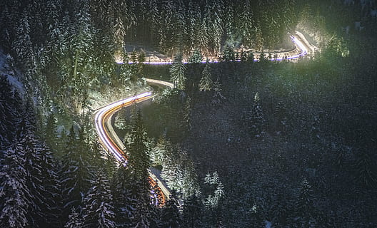 time-lapse fotografering, fjell, passere, skog, trafikk, vei, tre, vind veien, natt, vinter, snø, natur, lys sti, lang eksponering, mørk, landskap, furu, pels, fujifilm, nattlys, trafikkvei, billys, vann, utendørs, innsjø, refleksjon, elv, gate, reise, flybilde, scenics, ingen folk, blå, sommer, transport, 4K, CC0, offentlig domene, opphavsrett gratis