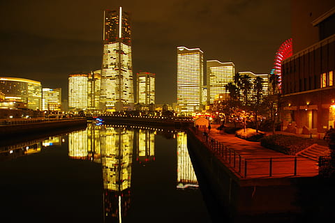 città durante la notte, costruzione, urbano, città, cittadina, metropoli, Giappone, Yokohama, centro, alto aumento, lungomare, acqua, architettura, edificio per uffici, ponte, porta, molo, bacino, bagliore, luce, umano, esterno dell'edificio, struttura costruita, notte, illuminato, riflessione, edificio per uffici esterno, cielo, natura, alto - alto, moderno, nessuno, grattacielo, paesaggio urbano, fiume, all'aperto, distretto finanziario, 5K, CC0, dominio pubblico, privo di copyright