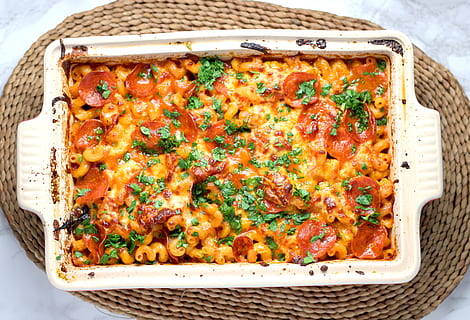 piatto in ceramica bianca, cibo e bevande, cibo, pronto a mangiare, contenitore, freschezza, avvicinamento, natura morta, nessuno, cestino, mangiare sano, vista dall'alto, in casa, benessere, Pizza, verdura, di vimini, concentrarsi sulle conoscenze acquisite, tavolo, al forno, porzioni, casseruola, spuntino, cibo vegetariano, vassoio, 4K, CC0, dominio pubblico, privo di copyright
