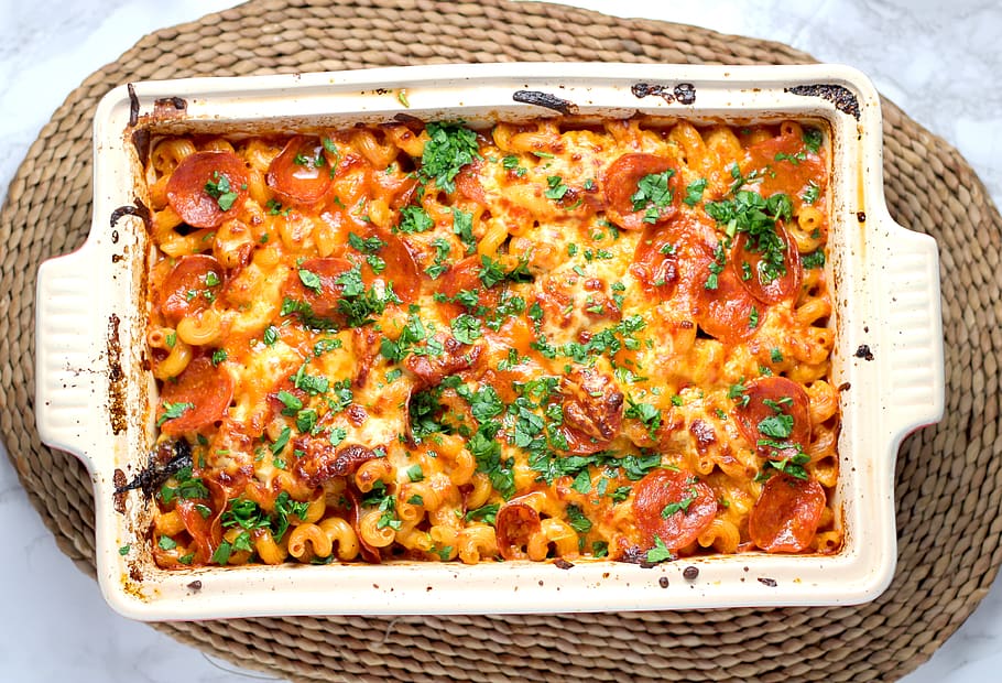 piatto in ceramica bianca, cibo e bevande, cibo, pronto a mangiare, contenitore, freschezza, avvicinamento, natura morta, nessuno, cestino, mangiare sano, vista dall'alto, in casa, benessere, Pizza, verdura, di vimini, concentrarsi sulle conoscenze acquisite, tavolo, al forno, porzioni, casseruola, spuntino, cibo vegetariano, vassoio, 4K