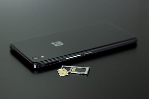 noir, téléphone intelligent, table, Haut, la communication, carte mémoire, carte micro sim, oneplus, oneplus one smartphone, téléphone, carte SIM, La technologie, Technologie sans fil, lien, téléphone portable, dispositif d'information portable, équipement de télécommunication, couleur noire, portabilité, personne, écran, prise de vue en studio, à l'intérieur, fermer, écran de l'appareil, écran tactile, l'Internet, ordinateur, équipement électrique, fond noir, surfer sur le net, 4K, CC0, domaine public, libre de droits