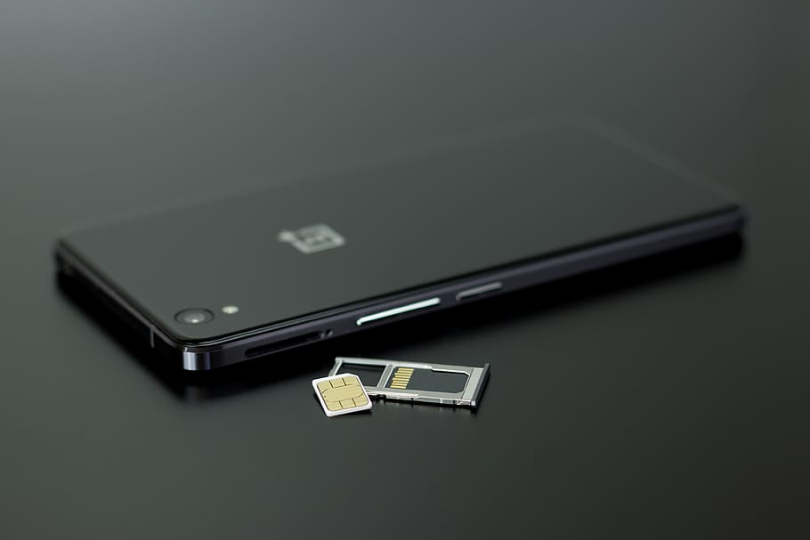 sort, smartphone, bord, top, meddelelse, hukommelseskort, micro simcard, OnePlus, onepluson smartphone, telefon, SIM-kort, teknologi, trådløs teknologi, forbindelse, smart telefon, mobiltelefon, bærbar informationsenhed, telekommunikationsudstyr, sort farve, bærbarhed, ingen mennesker, skærm, studio skud, indendørs, tæt på, enhed skærmen, touch screen, internet, computer, elektrisk udstyr, sort baggrund, surfer på nettet, 4K