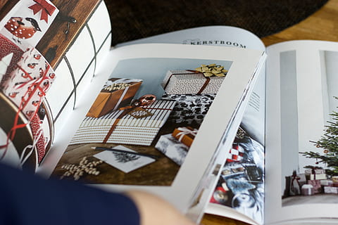 caixas de presente, impresso, livro, dentro de casa, visão de alto ângulo, mesa, foco seletivo, fechar-se, publicação, ninguém, arte e Artesanato, ainda vida, escolha, cultura artística e entretenimento, grande grupo de objetos, variação, representação, papel, conexão, dia, 5K, CC0, domínio público, royalty free
