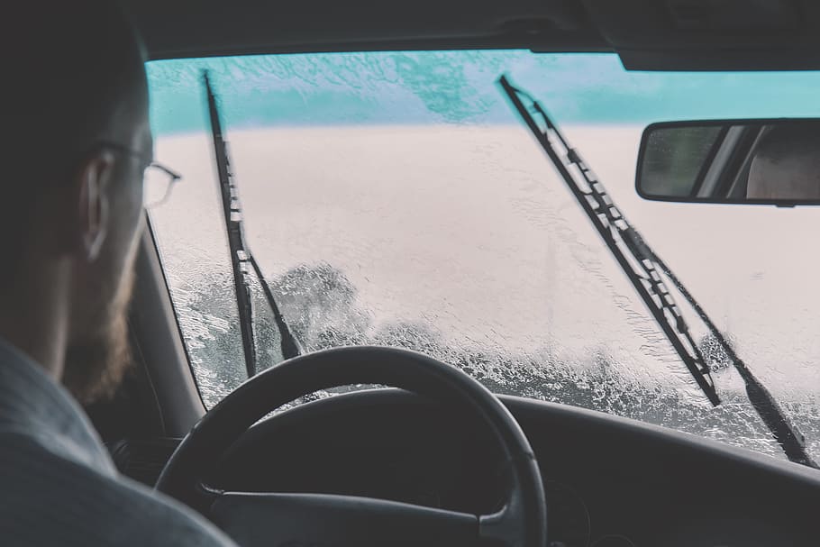 cotxe, parabrisa, conduir, plovent, eixugaparabrises, paio, home, gent, volant, automoció, manera de transport, automòbil, transport, interior del cotxe, interior del vehicle, vidre - material, vehicle terrestre, una persona, viatjar, dia, transparent, a l'interior, naturalesa, finestra, viatge de carretera, 5K