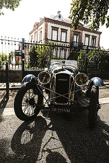 vehicle gris, automòbil, cotxe antic, vehicle, transport, model t, cotxe, Estrasburg, França, casa, vila, habitatge, edifici, planta, arbre, flora, balcó, mansió, arquitectura, monestir, maó, exterior de l'edifici, estructura construïda, ciutat, manera de transport, vehicle terrestre, carrer, dia, naturalesa, bicicleta, ombra, cel, llum solar, a l'aire lliure, carretera, cap gent, 5K, CC0, domini públic, lliure de regalies
