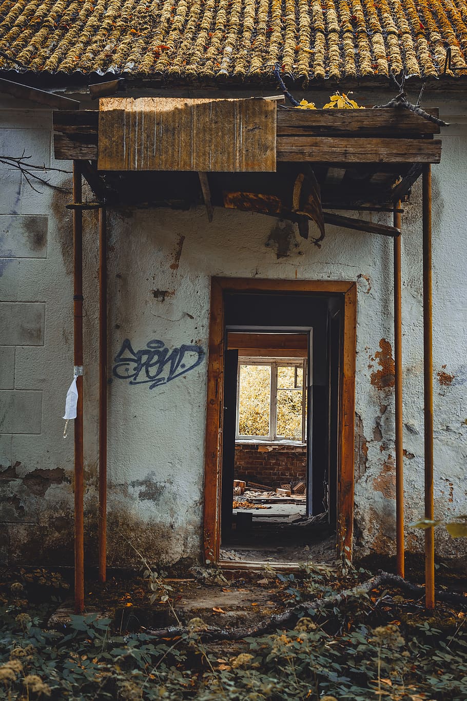 edifici abandonat, arquitectura, edifici, construcció, la llum del dia, brutícia, brut, porta, exterior, graffiti, sostre, rústic, rovellat, vandalisme, paret, fusta, estructura construïda, entrada, exterior de l'edifici, cap gent, dia, casa, abandonat, finestra, funció de construcció de parets, a l'aire lliure, vell, espatllat, obsoleta, material de fusta, resistent, aixafar, deteriorament, 5K