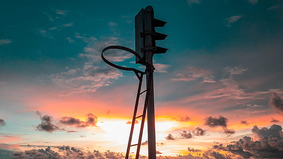 foto, Marrone, canestro, cielo blu, nube, cielo nuvoloso, alba, elettricità, energia, sera, cielo serale, sole della sera, paesaggio, luce, all'aperto, mare, Sri Lanka, estate, sole, tramonto, Torre, viaggio, mulino a vento, cielo, nuvola - cielo, Inquadratura dal basso, natura, nessuno, colore arancione, bellezza nella natura, silhouette, tecnologia, attrezzatura per l'illuminazione, lampione, cartello, polo, comunicazione, illuminato, cielo drammatico, 4K, CC0, dominio pubblico, privo di copyright