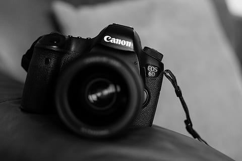 canon, fotografijos temos, fotoaparatas - fotografijos įranga, fotografijos įranga, technologijos, objektyvas - optinis prietaisas, kamera, skaitmeninė kamera, Iš arti, SLR kamera, nėra žmonių, fotografavimas, patalpose, modernus, veikla, objektyvo akis, retro stiliaus, atrankinis dėmesys, sutelkti dėmesį į naujas žinias, vienas objektas, natiurmortas, 4K, CC0, Viešasis domenas, nemokamai