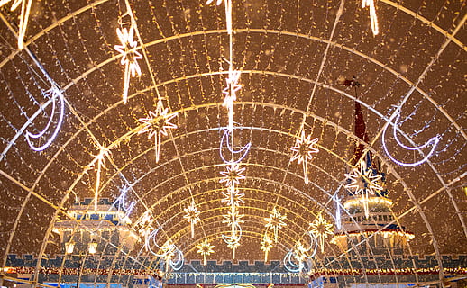 belysning, menneskemængde, lys, lampe, lysekrone, sne, vinter, Kazan, Rusland, guirlander, forlystelsespark, temapark, festival, hus, bygning, arkitektur, palæ, boliger, palads, pariserhjul, belyst, belysningsudstyr, dekoration, ingen mennesker, mønster, indendørs, loft, Kunst og håndværk, nat, lav vinkel visning, bygget struktur, kreativitet, fuld ramme, baggrunde, natur, hængende, kunstkultur og underholdning, udsmykkede, luksus, 4K, CC0, offentligt domæne, royaltyfrie