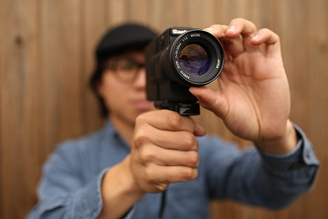 persona, utilitzant, pistola de càmera, humà, electrònica, càmera, fotògraf, dit, càmera de vídeo, foto, fotografia, càmera digital, lent de la càmera, mà, fusta, corretja, pantalla, fusta dura, ordinador, pantalla lcd, monitor, celebració, vista frontal, una persona, tecnologia, adult, retrat, càmera - equip fotogràfic, homes, temes de fotografia, roba casual, centrar-se en primer pla, a l'interior, mascles, adult jove, part del cos humà, activitat, barret, tirada al cap, 5K, CC0, domini públic, lliure de regalies