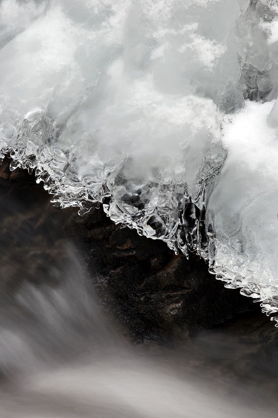 ghiacciolo, fluente, acqua, freddo, luce del giorno, ambiente, flusso, brina, congelato, h2o, ghiaccio, paesaggio, lunga esposizione, natura, panoramico, la neve, ruscello, lasso di tempo, tempo metereologico, bagnato, inverno, temperatura fredda, nessuno, movimento, avvicinamento, bellezza nella natura, all'aperto, Colore bianco, scenics - natura, solido, giorno, roccia - oggetto, potere in natura, astratto, acqua corrente, 5K