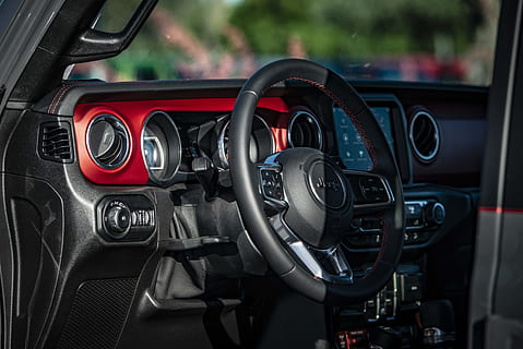 Lenkrad, Automobil, Auto, Instrumententafel, Innere, Tachometer, Transportsystem, Fahrzeug, Transportmittel, Transport, Autoinnenraum, Fahrzeuginnenraum, Landfahrzeug, Kraftfahrzeug, Schalttafel, Nahansicht, Steuerung, drinnen, Glas - Material, Fokus auf den Vordergrund, keine Leute, Windschutzscheibe, Fahrzeugteil, Gangschaltung, 5K, CC0, gemeinfrei, lizenzfrei