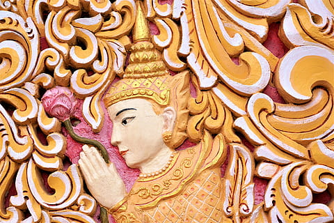 Ornament, Muster, Kunst, traditionell, Buddha, Hintergrund, golden, Textur, Tempel, Religion, bilden, Stil, Blumen-, Antike, Antiquität, retro, künstlerisch, handgemacht, Schönheit, Frau, Gott, götting, Kultur, penang, Malaysia, Asien, Reise, Urlaube, Ferien, Blume, Pflanze, Natur, Gelb, Farbe, Sommer-, Malerei, Hobby, kreativ, Carving, Wand, Mädchen, Pflege, Geschenk, Kopf, Gesicht, Hand, Schmuck, sich ausruhen, Meditation, Entspannung, Wiederherstellung, Spa, Festival, Feier, Kunst und Handwerk, Darstellung, Skulptur, Glauben, menschliche Darstellung, keine Leute, Statue, Nahansicht, Spiritualität, Kreativität, Anbetungsstätte, Schnitzen - Handwerksprodukt, aufwendig, Vollbild, 5K, CC0, gemeinfrei, lizenzfrei